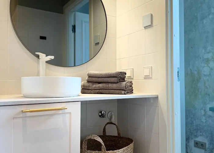 Stylish In Historic Doll, Center Apartment *